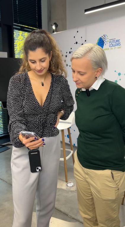 Daria Mohammad z klientką na Women in IT Day